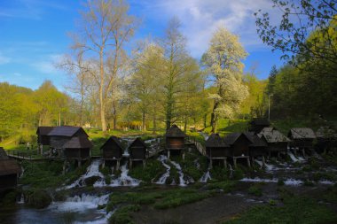 Jajce 'den birkaç kilometre uzakta Büyük ve Küçük Pliva Gölleri bulunur..