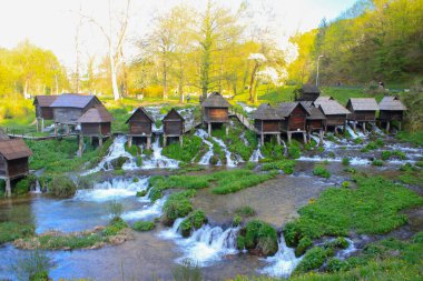 Jajce 'den birkaç kilometre uzakta Büyük ve Küçük Pliva Gölleri bulunur..