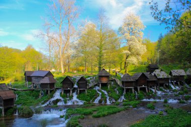Jajce 'den birkaç kilometre uzakta Büyük ve Küçük Pliva Gölleri bulunur..