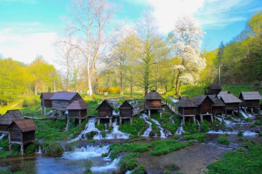 Jajce 'den birkaç kilometre uzakta Büyük ve Küçük Pliva Gölleri bulunur..
