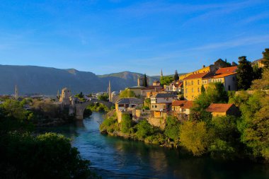 Mostar Köprüsü, Bosna-Hersek 'in Mostar kentinden geçen Neretva Nehri üzerindeki bir köprü..