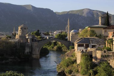 Mostar Köprüsü, Bosna-Hersek 'in Mostar kentinden geçen Neretva Nehri üzerindeki bir köprü..