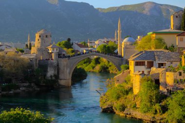 Mostar Köprüsü, Bosna-Hersek 'in Mostar kentinden geçen Neretva Nehri üzerindeki bir köprü..