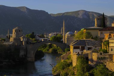 Mostar Köprüsü, Bosna-Hersek 'in Mostar kentinden geçen Neretva Nehri üzerindeki bir köprü..
