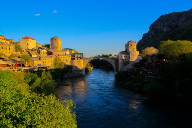 Mostar Köprüsü, Bosna-Hersek 'in Mostar kentinden geçen Neretva Nehri üzerindeki bir köprü..