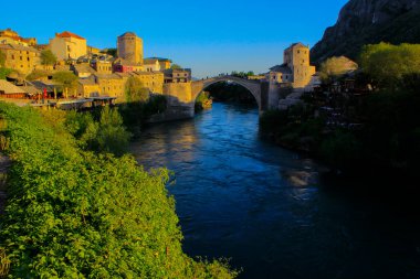 Mostar Köprüsü, Bosna-Hersek 'in Mostar kentinden geçen Neretva Nehri üzerindeki bir köprü..
