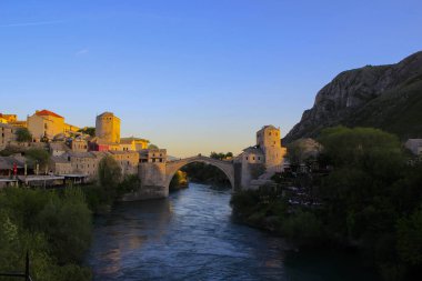 Mostar Köprüsü, Bosna-Hersek 'in Mostar kentinden geçen Neretva Nehri üzerindeki bir köprü..
