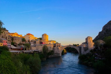 Mostar Köprüsü, Bosna-Hersek 'in Mostar kentinden geçen Neretva Nehri üzerindeki bir köprü..