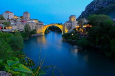 Mostar Köprüsü, Bosna-Hersek 'in Mostar kentinden geçen Neretva Nehri üzerindeki bir köprü..