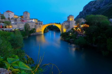 Mostar Köprüsü, Bosna-Hersek 'in Mostar kentinden geçen Neretva Nehri üzerindeki bir köprü..