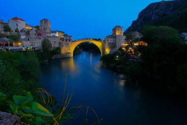 Mostar Köprüsü, Bosna-Hersek 'in Mostar kentinden geçen Neretva Nehri üzerindeki bir köprü..