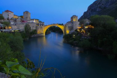 Mostar Köprüsü, Bosna-Hersek 'in Mostar kentinden geçen Neretva Nehri üzerindeki bir köprü..