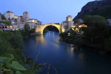 Mostar Köprüsü, Bosna-Hersek 'in Mostar kentinden geçen Neretva Nehri üzerindeki bir köprü..