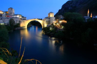 Mostar Köprüsü, Bosna-Hersek 'in Mostar kentinden geçen Neretva Nehri üzerindeki bir köprü..