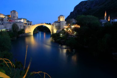 Mostar Köprüsü, Bosna-Hersek 'in Mostar kentinden geçen Neretva Nehri üzerindeki bir köprü..