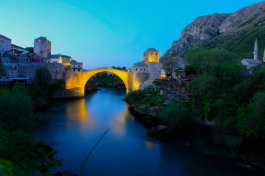 Mostar Köprüsü, Bosna-Hersek 'in Mostar kentinden geçen Neretva Nehri üzerindeki bir köprü..