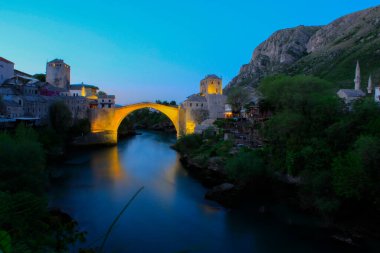 Mostar Köprüsü, Bosna-Hersek 'in Mostar kentinden geçen Neretva Nehri üzerindeki bir köprü..