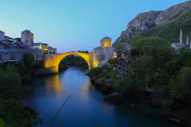 Mostar Köprüsü, Bosna-Hersek 'in Mostar kentinden geçen Neretva Nehri üzerindeki bir köprü..
