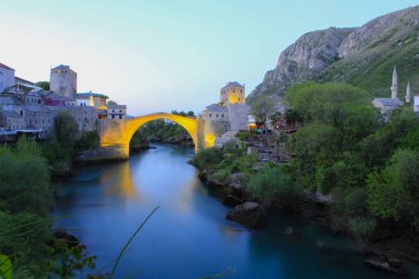 Mostar Köprüsü, Bosna-Hersek 'in Mostar kentinden geçen Neretva Nehri üzerindeki bir köprü..