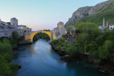 Mostar Köprüsü, Bosna-Hersek 'in Mostar kentinden geçen Neretva Nehri üzerindeki bir köprü..