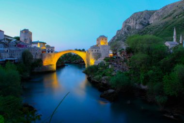 Mostar Köprüsü, Bosna-Hersek 'in Mostar kentinden geçen Neretva Nehri üzerindeki bir köprü..