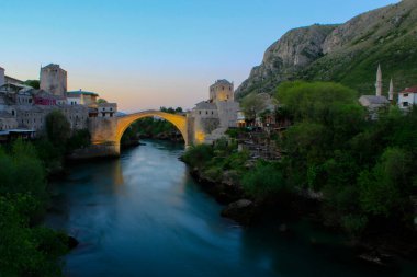 Mostar Köprüsü, Bosna-Hersek 'in Mostar kentinden geçen Neretva Nehri üzerindeki bir köprü..