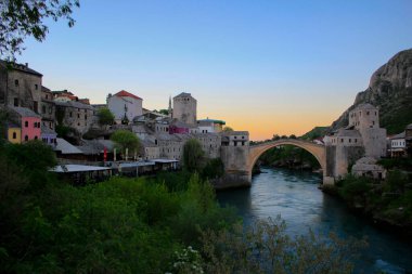 Mostar Köprüsü, Bosna-Hersek 'in Mostar kentinden geçen Neretva Nehri üzerindeki bir köprü..