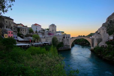 Mostar Köprüsü, Bosna-Hersek 'in Mostar kentinden geçen Neretva Nehri üzerindeki bir köprü..