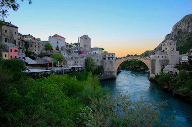 Mostar Köprüsü, Bosna-Hersek 'in Mostar kentinden geçen Neretva Nehri üzerindeki bir köprü..