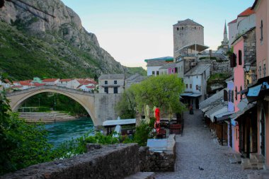 Mostar Köprüsü, Bosna-Hersek 'in Mostar kentinden geçen Neretva Nehri üzerindeki bir köprü..