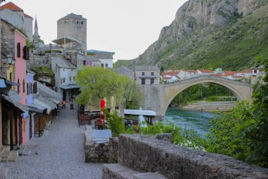 Mostar Köprüsü, Bosna-Hersek 'in Mostar kentinden geçen Neretva Nehri üzerindeki bir köprü..
