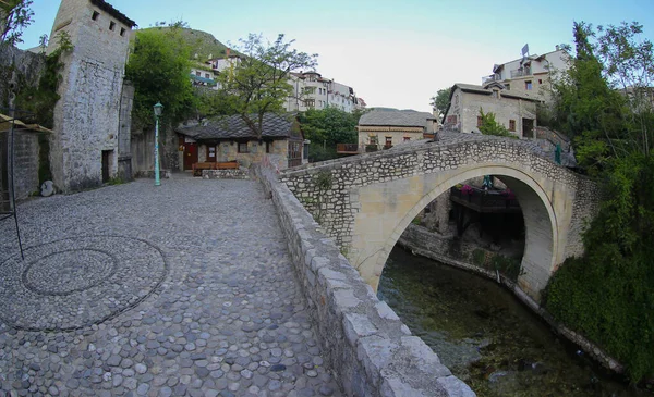 莫斯塔尔桥 Mostar Bridge 是一座横跨涅雷特瓦河的桥 穿过波斯尼亚和黑塞哥维那莫斯塔尔市 — 图库照片