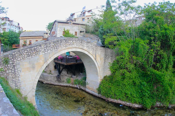 Mostar Bridge Est Pont Sur Rivière Neretva Qui Traverse Ville — Photo