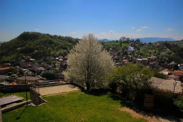 Vrelo Bosne是位于波斯尼亚和黑塞哥维那伊尔卡市的一个公园 公园座落在伊格曼山脚下 是博斯纳河的温泉 也是全国最受欢迎的自然胜地之一 — 图库照片