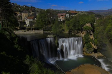 Pliva Şelalesi, Pliva nehrinin Vrbas Nehri ile birleştiği Bosna-Hersek 'in orta kesimindeki Jajce kasabasında yer alıyor..