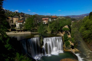 Pliva Şelalesi, Pliva nehrinin Vrbas Nehri ile birleştiği Bosna-Hersek 'in orta kesimindeki Jajce kasabasında yer alıyor..