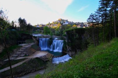 Pliva Şelalesi, Pliva nehrinin Vrbas Nehri ile birleştiği Bosna-Hersek 'in orta kesimindeki Jajce kasabasında yer alıyor..