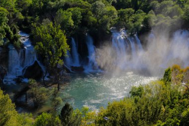 Kravice olarak da anılan Kravica şelaleleri, Bosna-Hersek 'in karst merkezinde Trebiat Nehri üzerinde yer alan büyük bir tuff şelalesi..