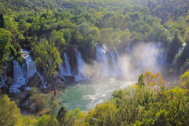 Kravice olarak da anılan Kravica şelaleleri, Bosna-Hersek 'in karst merkezinde Trebiat Nehri üzerinde yer alan büyük bir tuff şelalesi..