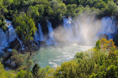 Kravice olarak da anılan Kravica şelaleleri, Bosna-Hersek 'in karst merkezinde Trebiat Nehri üzerinde yer alan büyük bir tuff şelalesi..