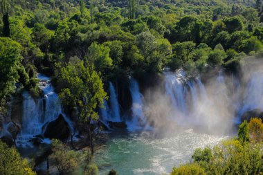 Kravice olarak da anılan Kravica şelaleleri, Bosna-Hersek 'in karst merkezinde Trebiat Nehri üzerinde yer alan büyük bir tuff şelalesi..