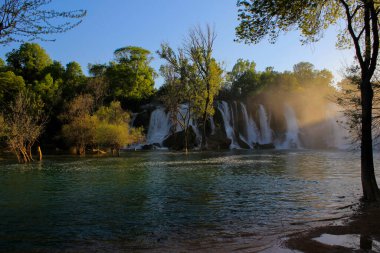 Kravice olarak da anılan Kravica şelaleleri, Bosna-Hersek 'in karst merkezinde Trebiat Nehri üzerinde yer alan büyük bir tuff şelalesi..