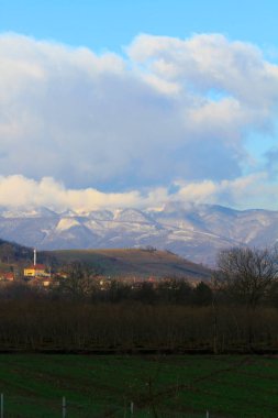 Sason, Batman ilinin bir ilçesidir. Sason, dağlar arasında kurulmuş eski bir yerleşim yeridir. Bölge merkezi Helks Dağı 'nın eteklerinde kuruldu. İlçenin girişinde şifa kaynakları var..