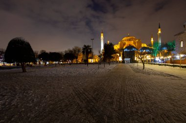Sultanahmet Meydanı 'nda karlı bir gün. HAGIA SOPHIA 'nın görüntüsü. İstanbul, Türkiye. Hagia Sophia (Türkçe: Ayasofya), İstanbul, Türkiye.