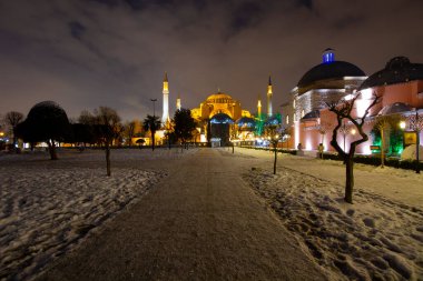Sultanahmet Meydanı 'nda karlı bir gün. HAGIA SOPHIA 'nın görüntüsü. İstanbul, Türkiye. Hagia Sophia (Türkçe: Ayasofya), İstanbul, Türkiye.