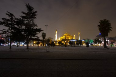Sultanahmet Meydanı 'nda karlı bir gün. HAGIA SOPHIA 'nın görüntüsü. İstanbul, Türkiye. Hagia Sophia (Türkçe: Ayasofya), İstanbul, Türkiye.