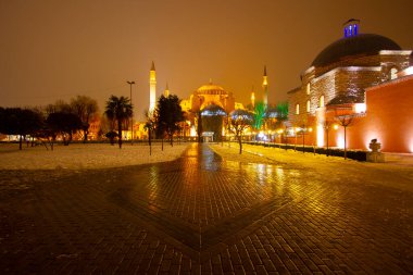 Sultanahmet Meydanı 'nda karlı bir gün. HAGIA SOPHIA 'nın görüntüsü. İstanbul, Türkiye. Hagia Sophia (Türkçe: Ayasofya), İstanbul, Türkiye.