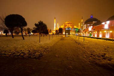 Sultanahmet Meydanı 'nda karlı bir gün. HAGIA SOPHIA 'nın görüntüsü. İstanbul, Türkiye. Hagia Sophia (Türkçe: Ayasofya), İstanbul, Türkiye.
