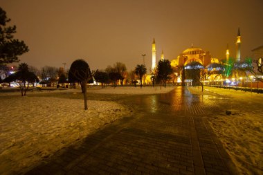 Sultanahmet Meydanı 'nda karlı bir gün. HAGIA SOPHIA 'nın görüntüsü. İstanbul, Türkiye. Hagia Sophia (Türkçe: Ayasofya), İstanbul, Türkiye.