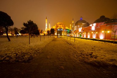 Sultanahmet Meydanı 'nda karlı bir gün. HAGIA SOPHIA 'nın görüntüsü. İstanbul, Türkiye. Hagia Sophia (Türkçe: Ayasofya), İstanbul, Türkiye.